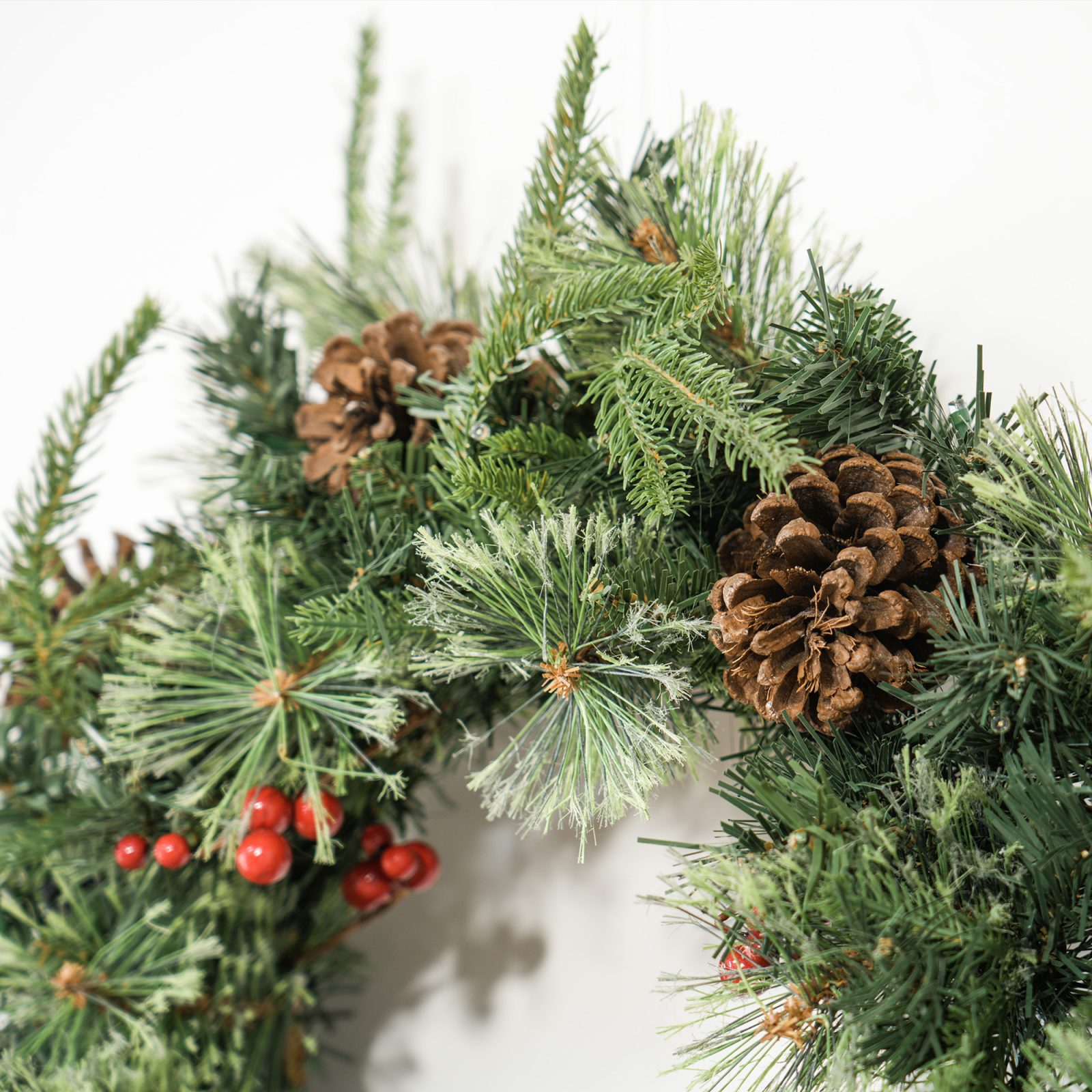 60 Cone Berry Christmas Wreaths With LED Lights – view 4